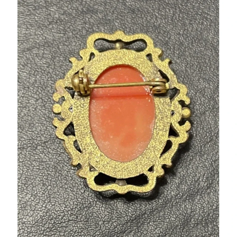 Vintage 1970's RARE Gold Tone‎ Filigree Cameo Brooch